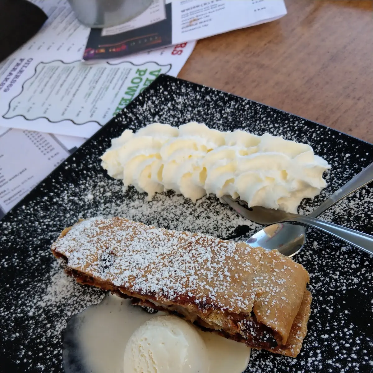 Apfelstrudel Mit Sahne