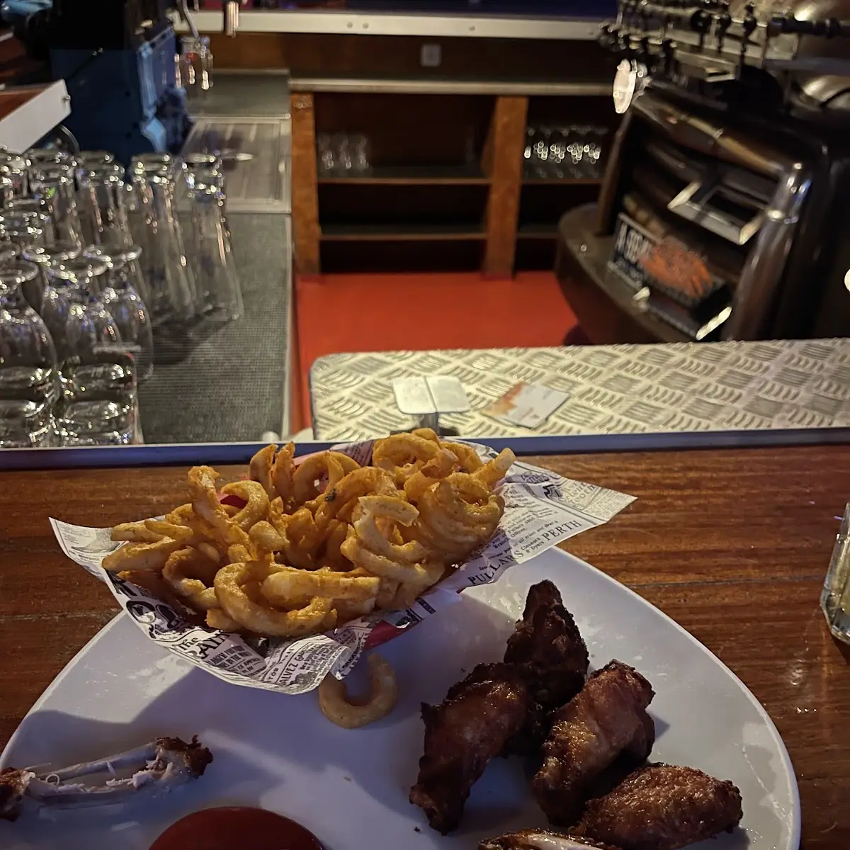 Chickenwings Mit Curleyfries