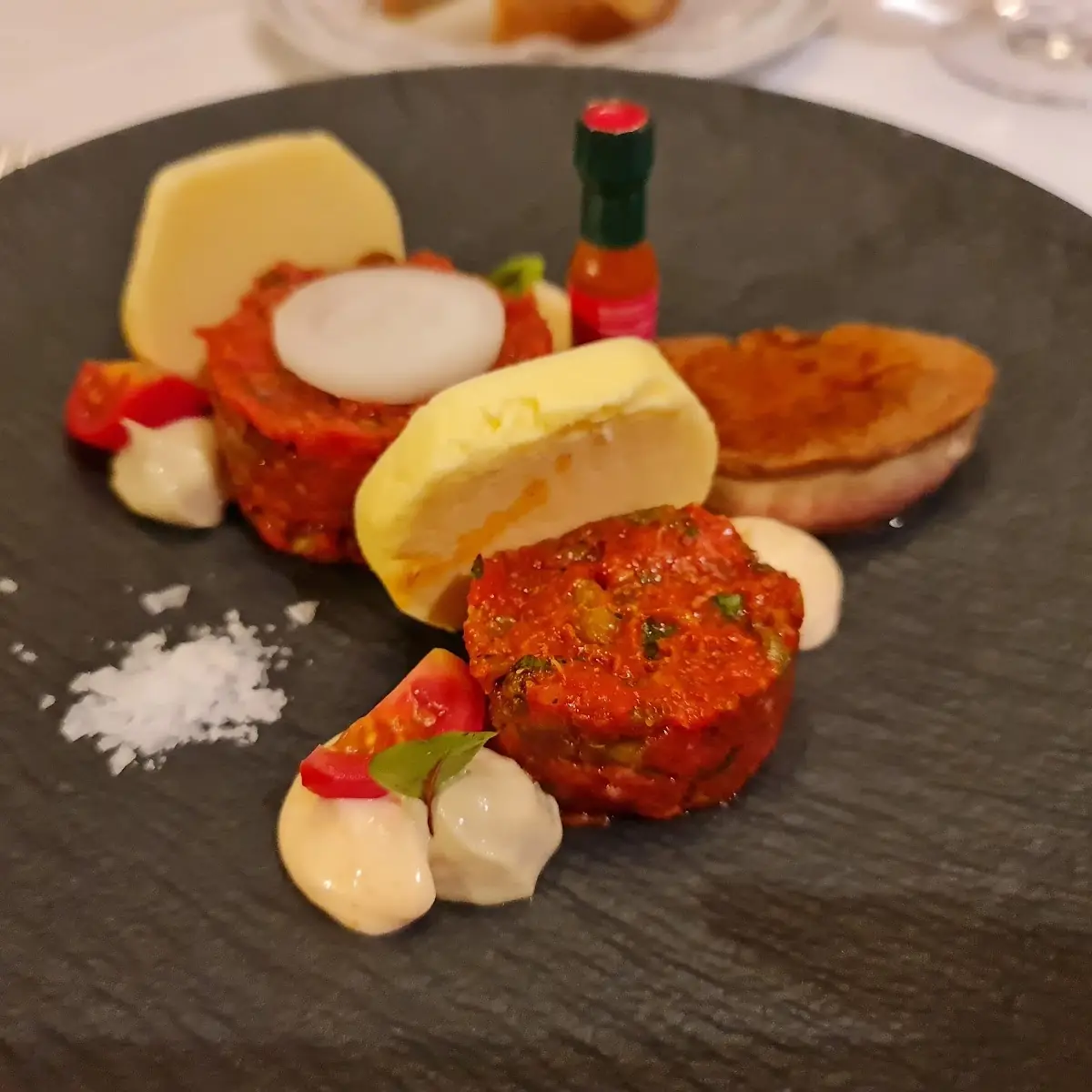 Beef Tartare Mit Einer Scheibe Gänseleber