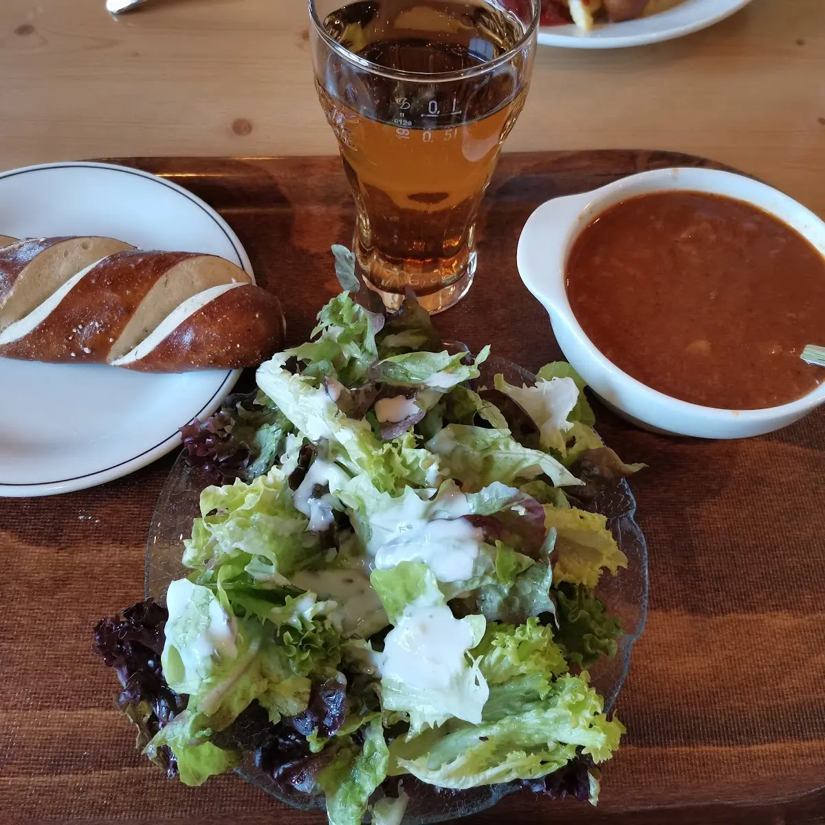 Gulaschsuppe Mit Salad