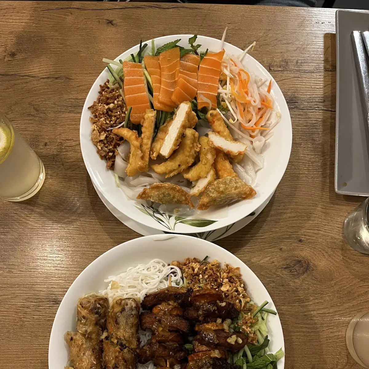 Bún Trộn Bún-bowl Mit Frühlingsrollen Und Spießen