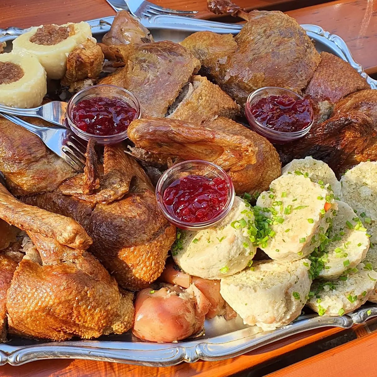 Gebratene Ente Mit Knödel Und Preiselbeeren