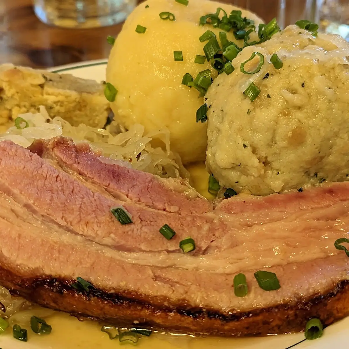 Kümmelbraten Mit Kraut Und Knödeln