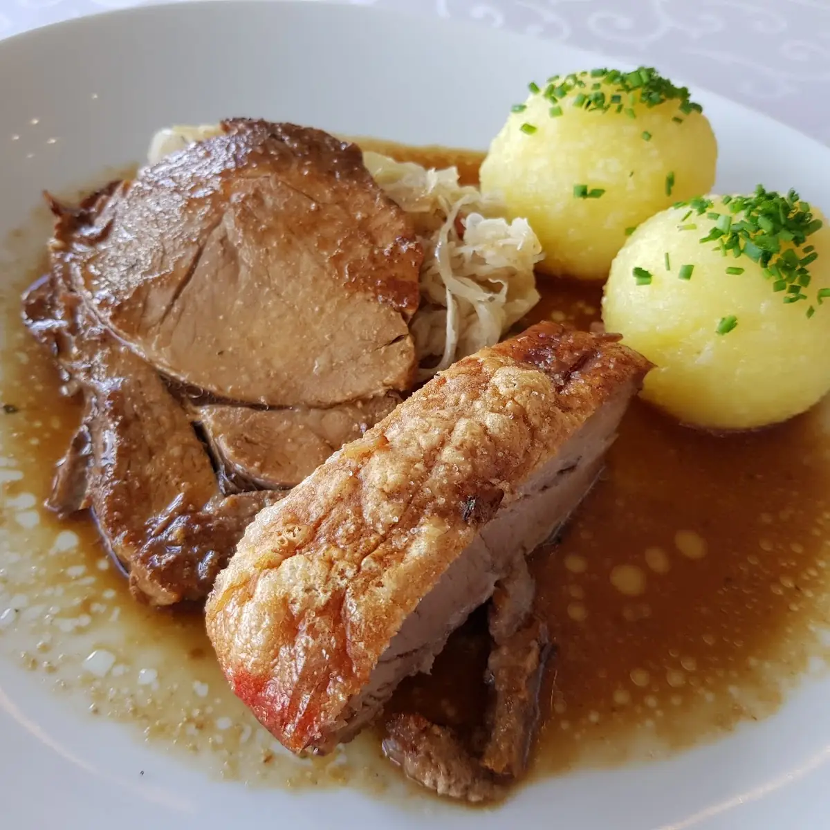 Schweinsbraten Mit Kartoffelknödel Und Krautsalat