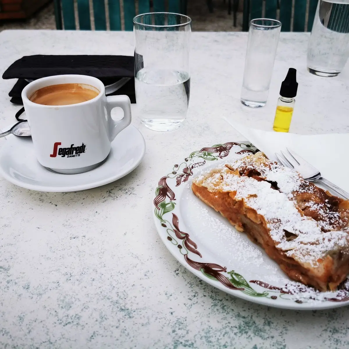 Apfelstrudel Und Verlängerter