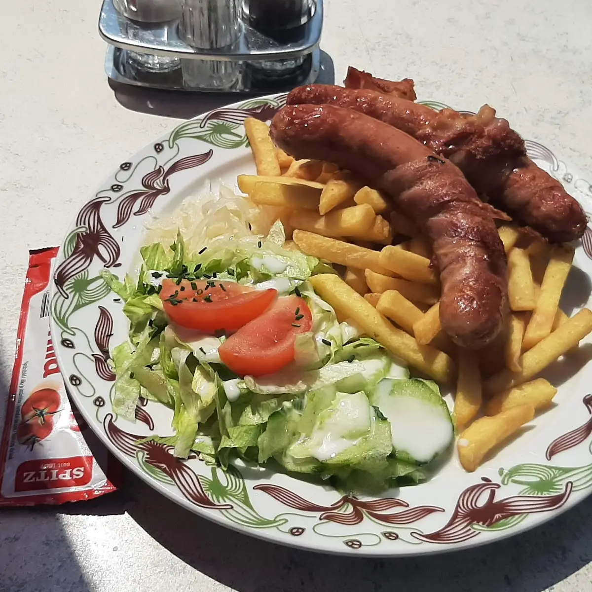 Berner Würste Mit Pommes Und Salatgarnitur