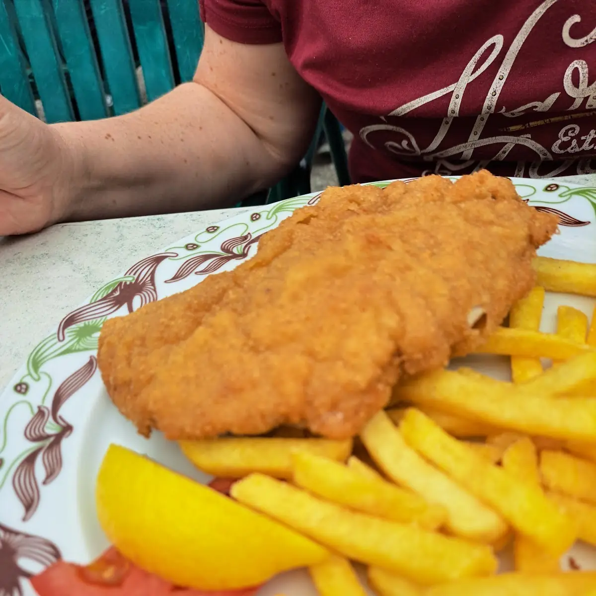 Cordon Bleu Mit Pommes Und Gemischten Salát