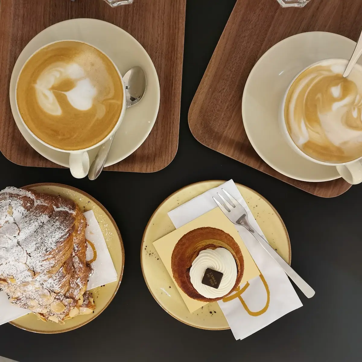 Croissant Und Cappuccino