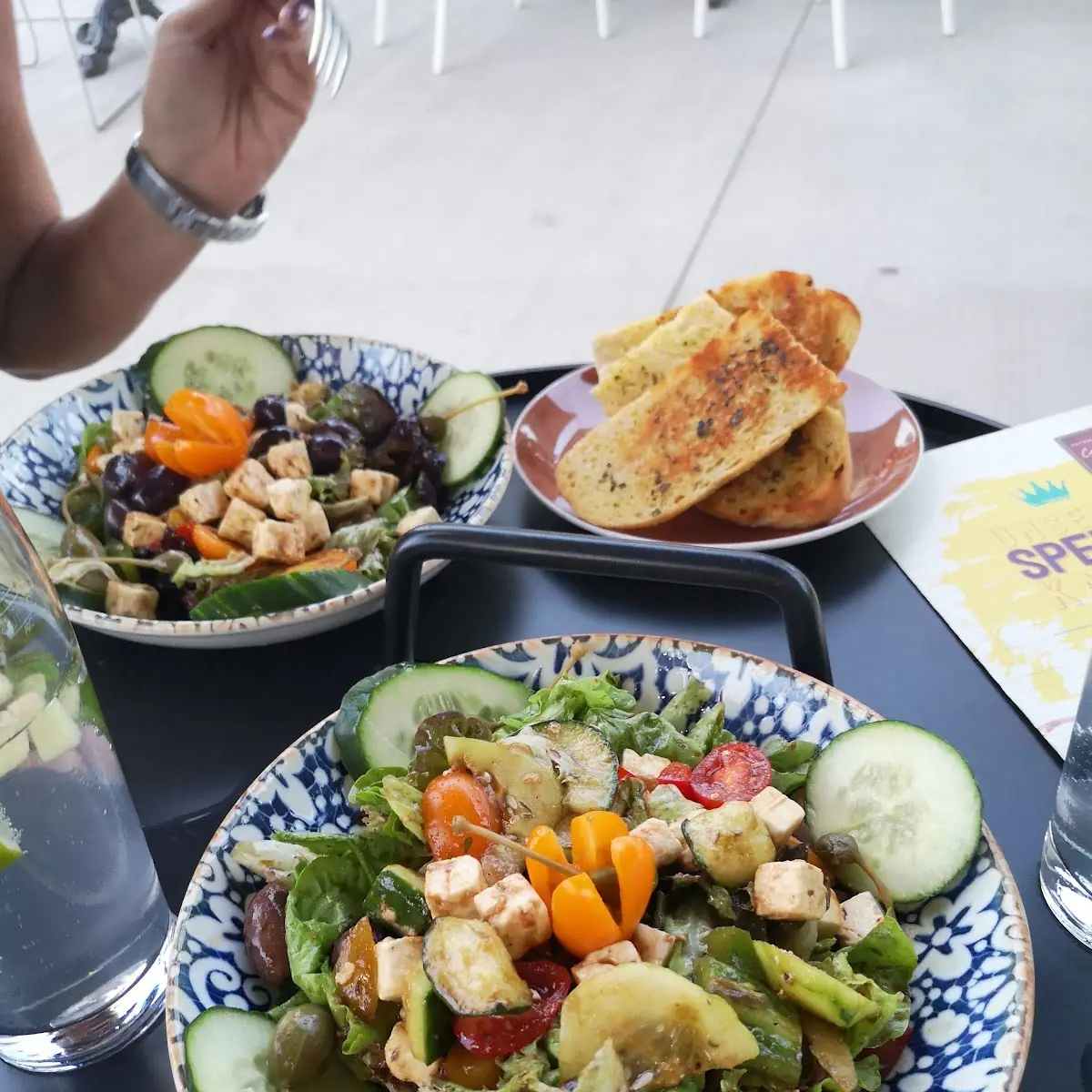 Griechischer Bauernsalat Mit Knoblauchbrot