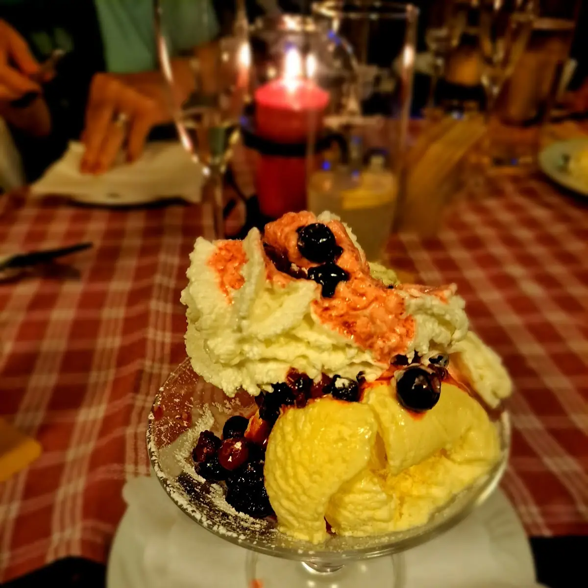Waldbeeren Mitvanilleeis Und Schlagobers