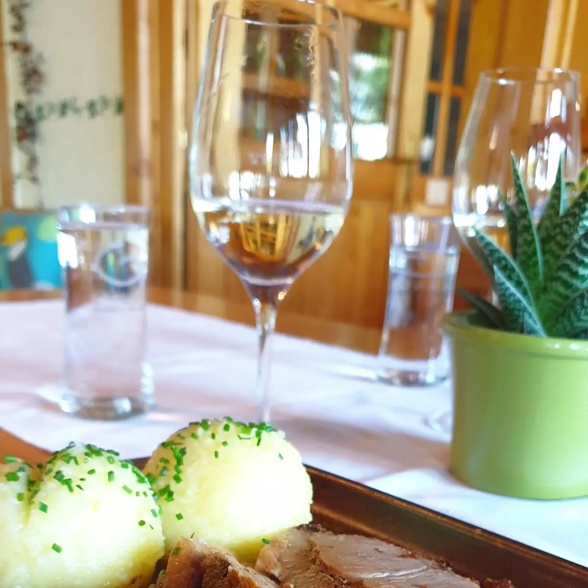 Schweinsbraten Mit Kraut Und Kartofelknödel
