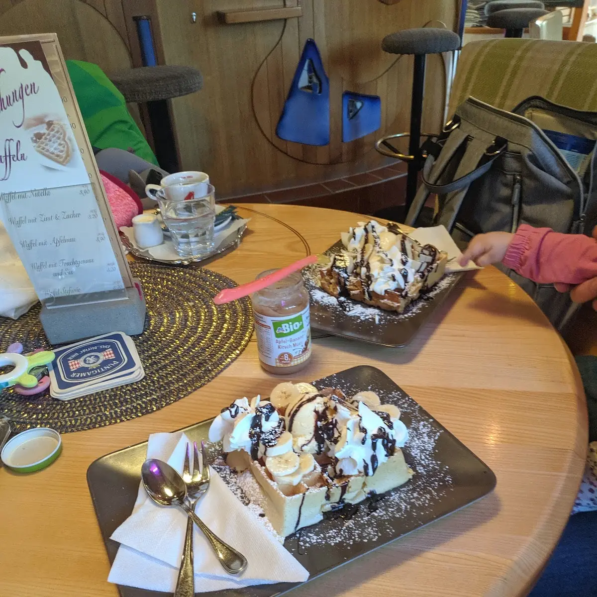 Waffel Mit Vanilleeis Und Schlagobers