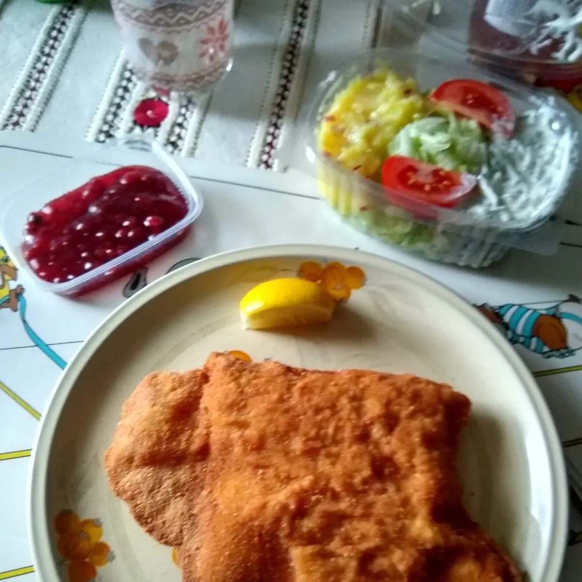 Gordon Bleu Hawaii Von Der Pute Mit Preiselbeeren Und Gemischten Salat