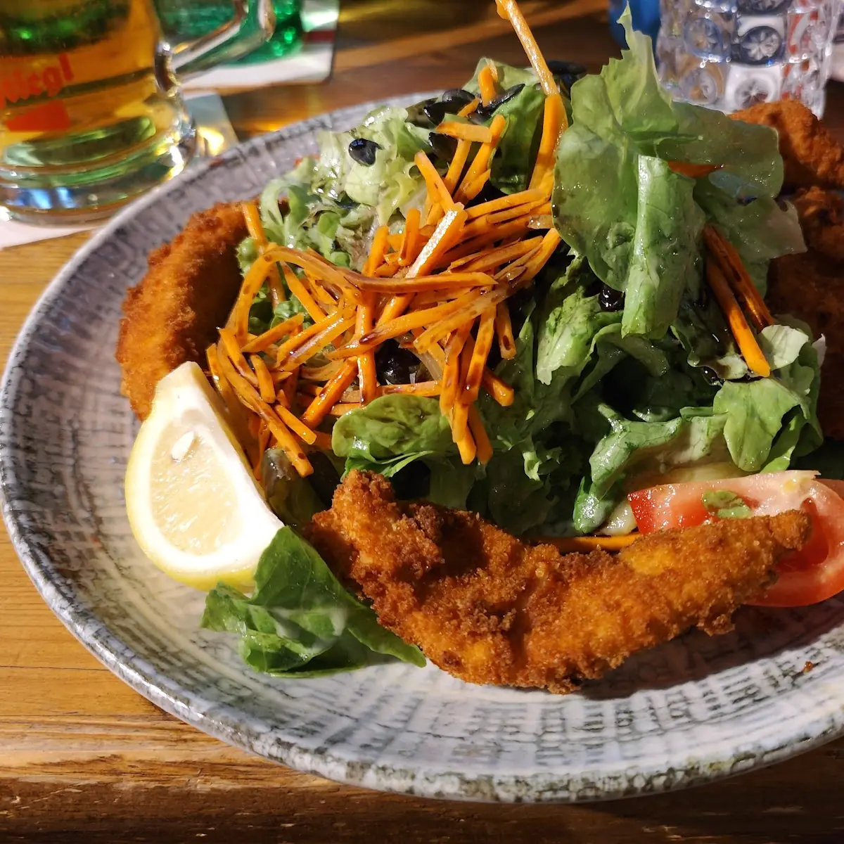 Backhendlstreifen Auf Gemischtem Salat Mit Kürbiskernöl