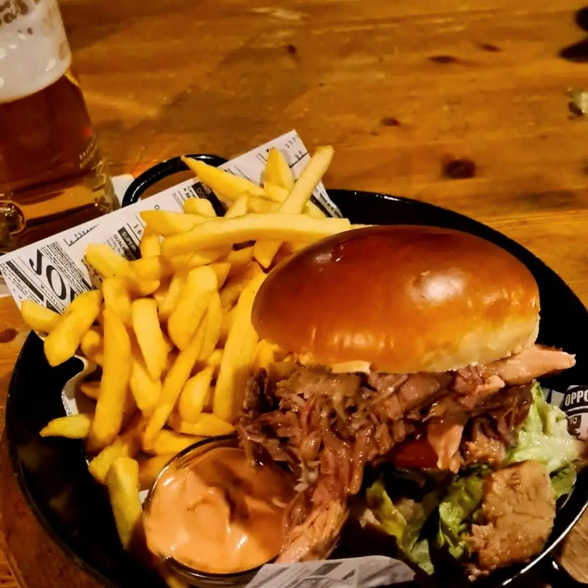 Bratlburger Pulled Pork Im Burger Bun Mit Sesam Dazu Pommes
