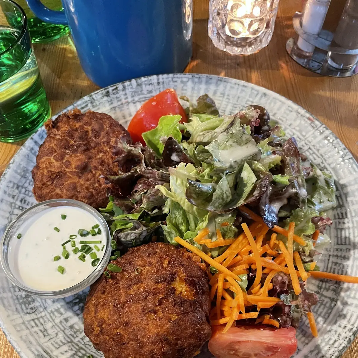 Kaspressknödel 2 Stk Mit Salat & Schnittlauchdip