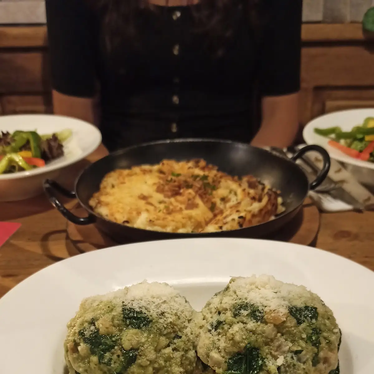 Spinatknödel Mit Brauner Butter Parmesan Und Grünem Salat