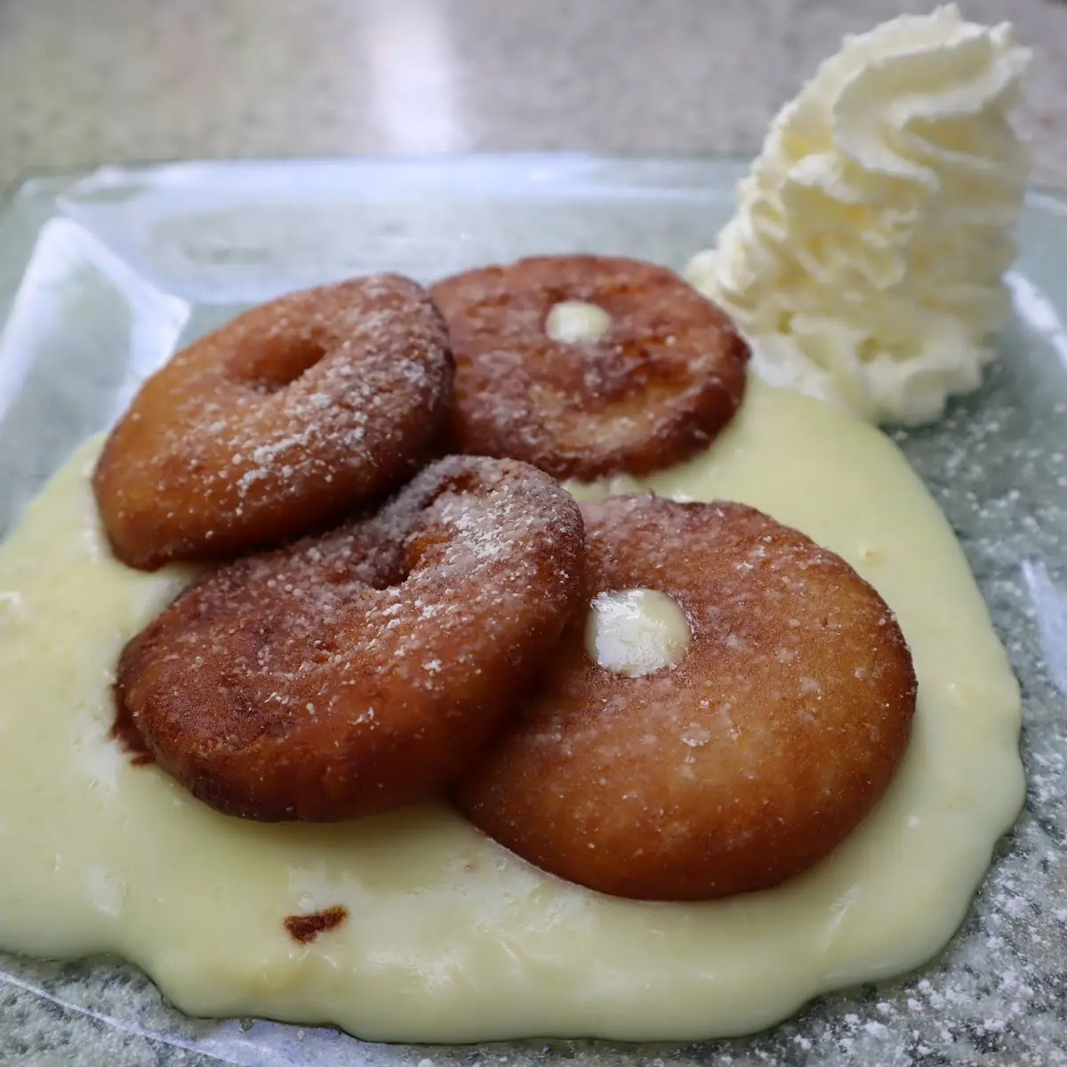 Apfelspalten Auf Vanillesauce