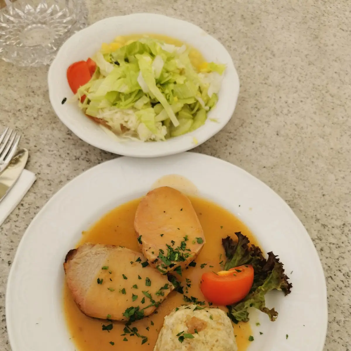 Surbraten Mit Knödel Und Salat