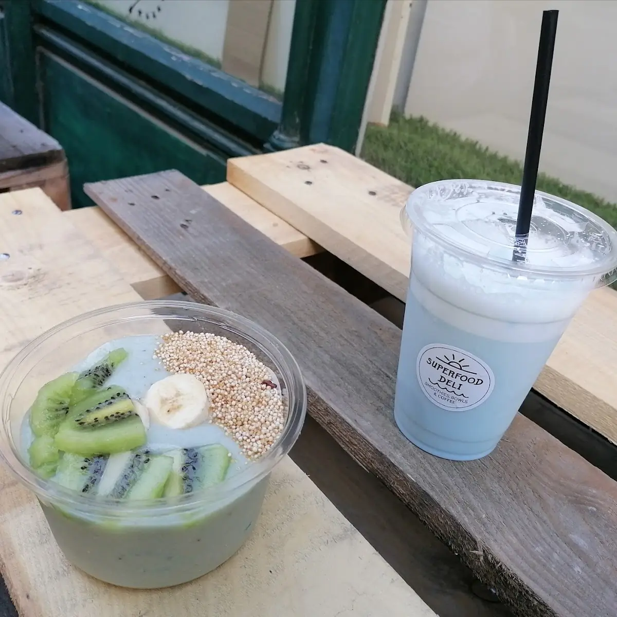 Vitamin Sea Smoothie Bowl & Blue Smurf Latte