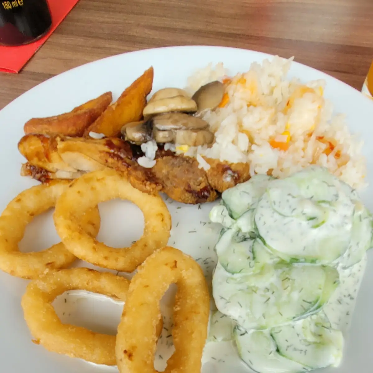 Zwiebelringe Gurkensalat
