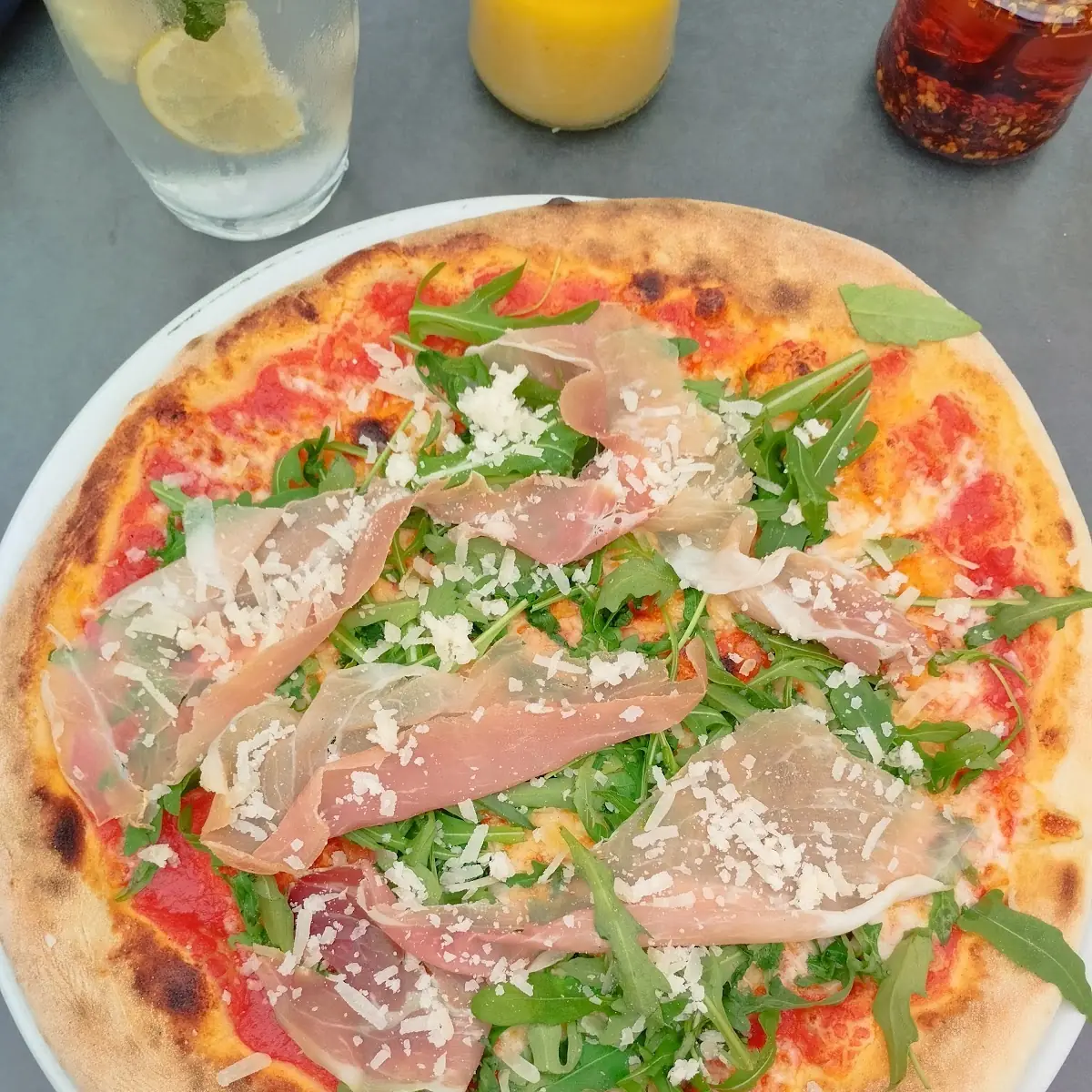 Pizza Mit Parmaschinken Rucola Und Parmesan
