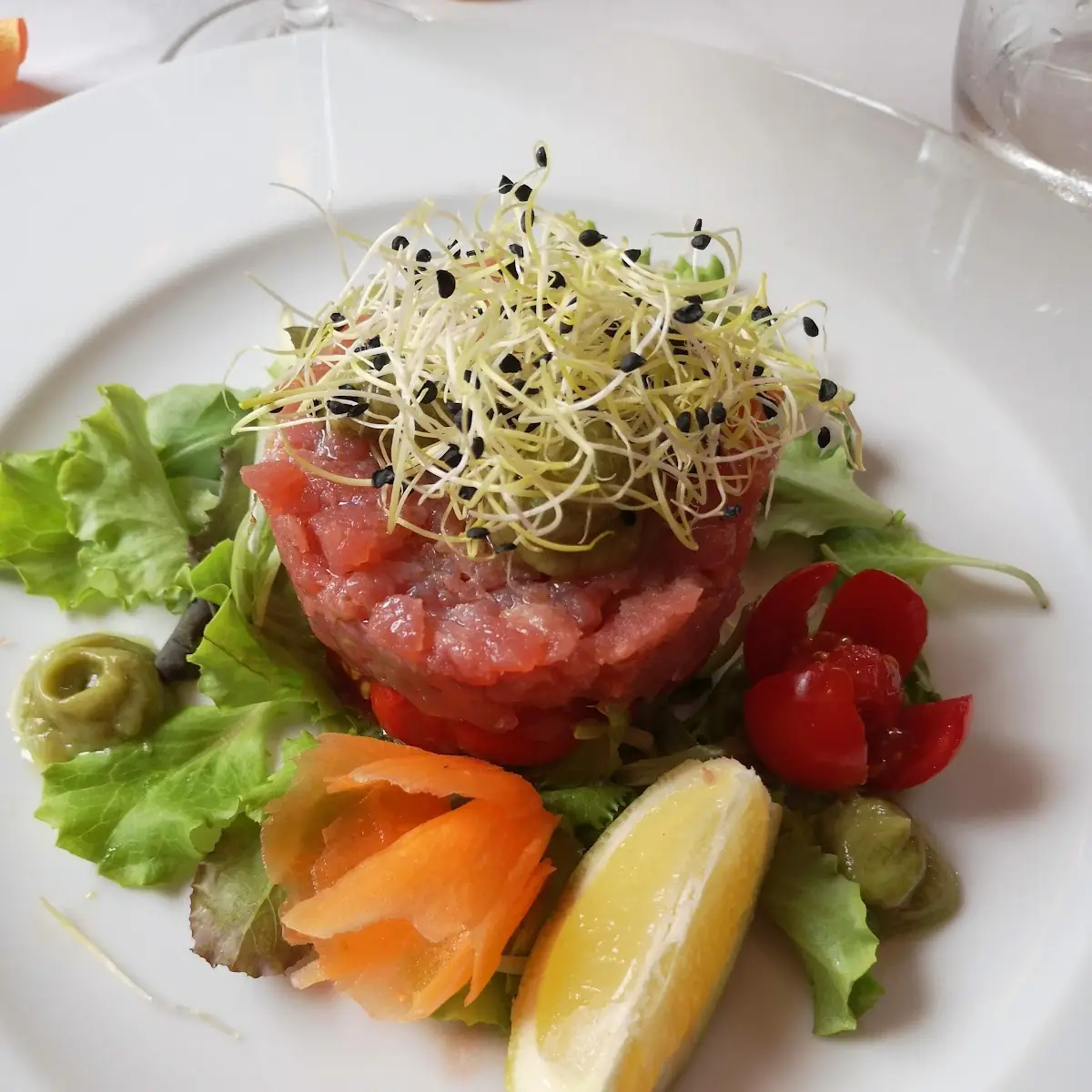 Tartara Di Tonno Con Avocado E Pomodorini