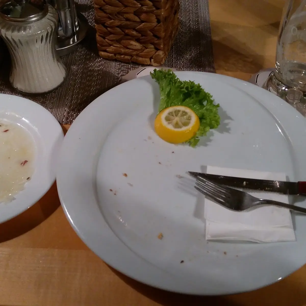 Knuspriges Schweinsschnitzel Mit Gemischten Salat Und Ein Gutes Zwickel