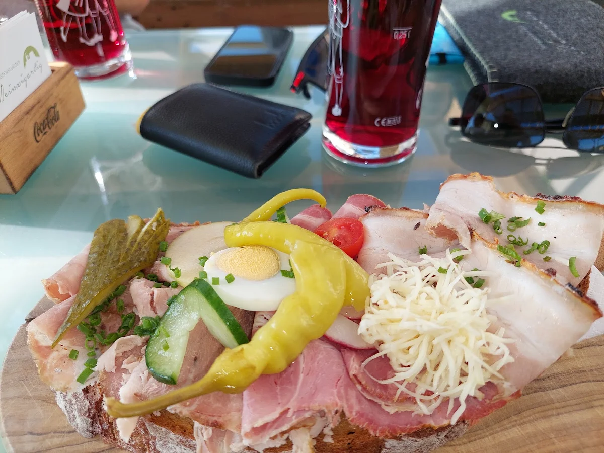 Belegtes Brot Und Roter Traubensaft Gespritzt