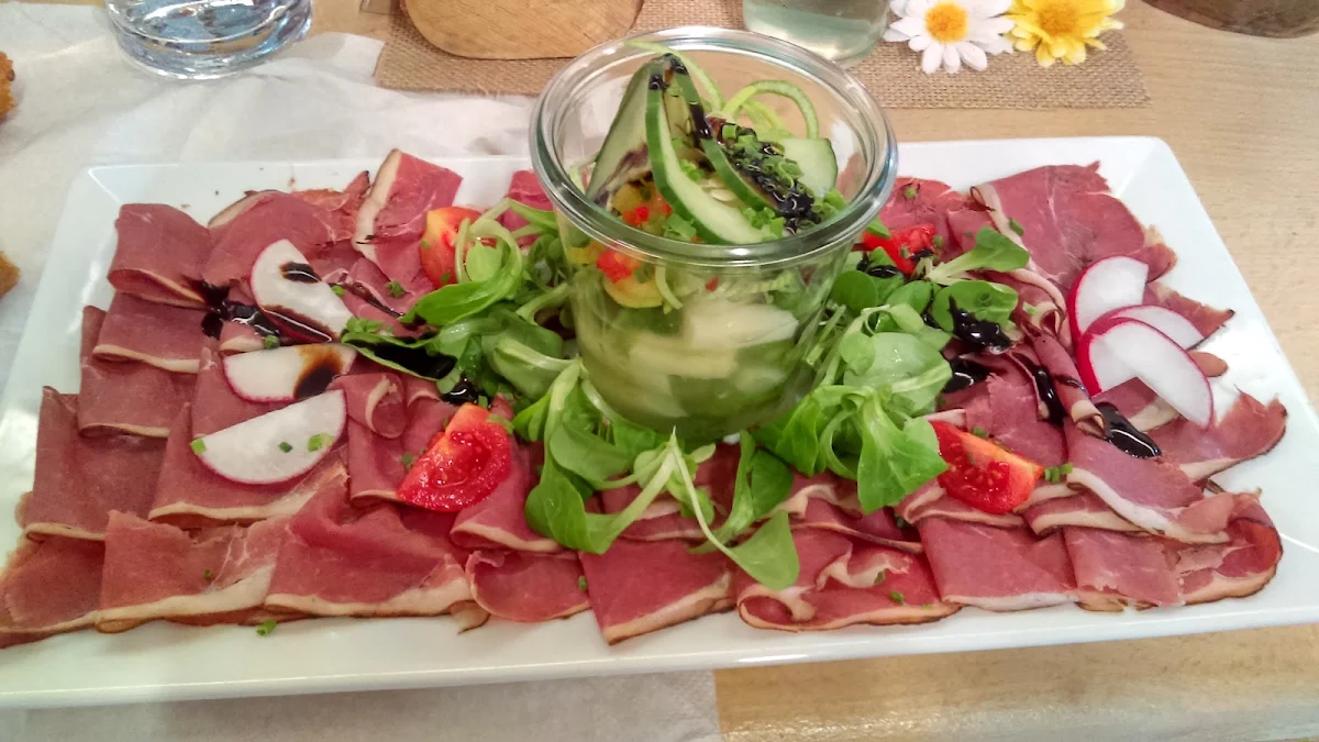 Wildschweinrohschinken Mit Spargelsalat