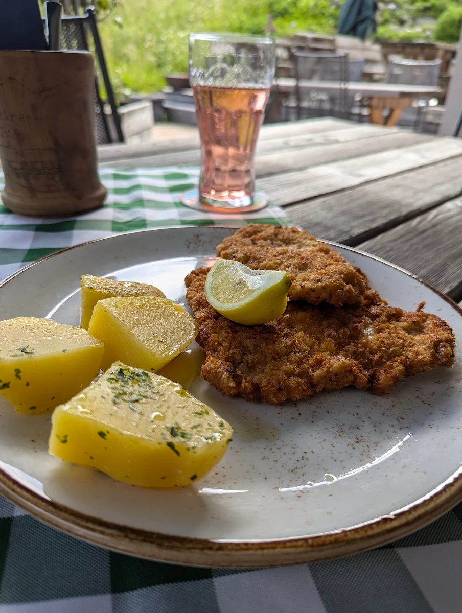 Schnitzel Wiener Art Sowie Ein Kleiner Salat