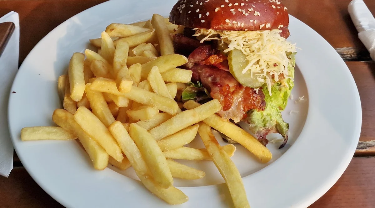 Burger Mit Pommes