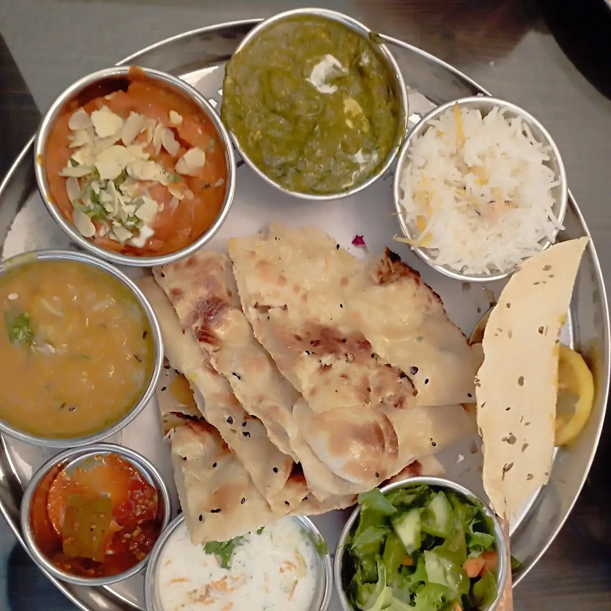 Delhi Thalia Und Rajasthani Thali