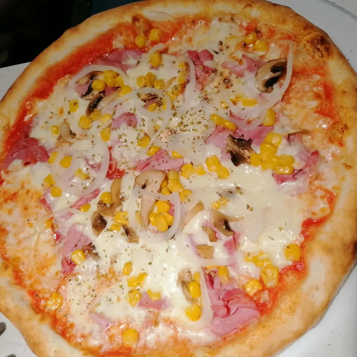 Pizza Cardinale Mit Mais