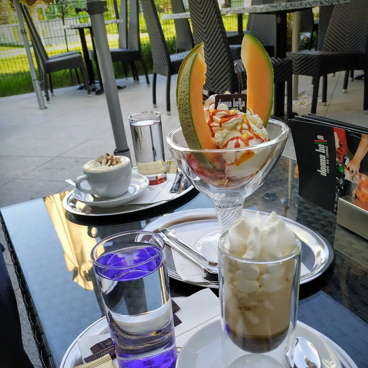 Tropicana Becher