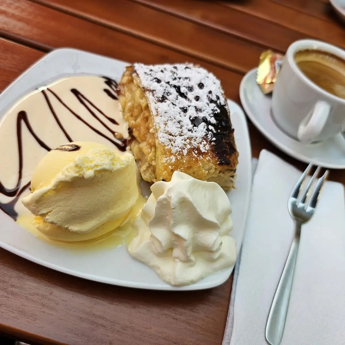 Apfelstrudel Mit Eis