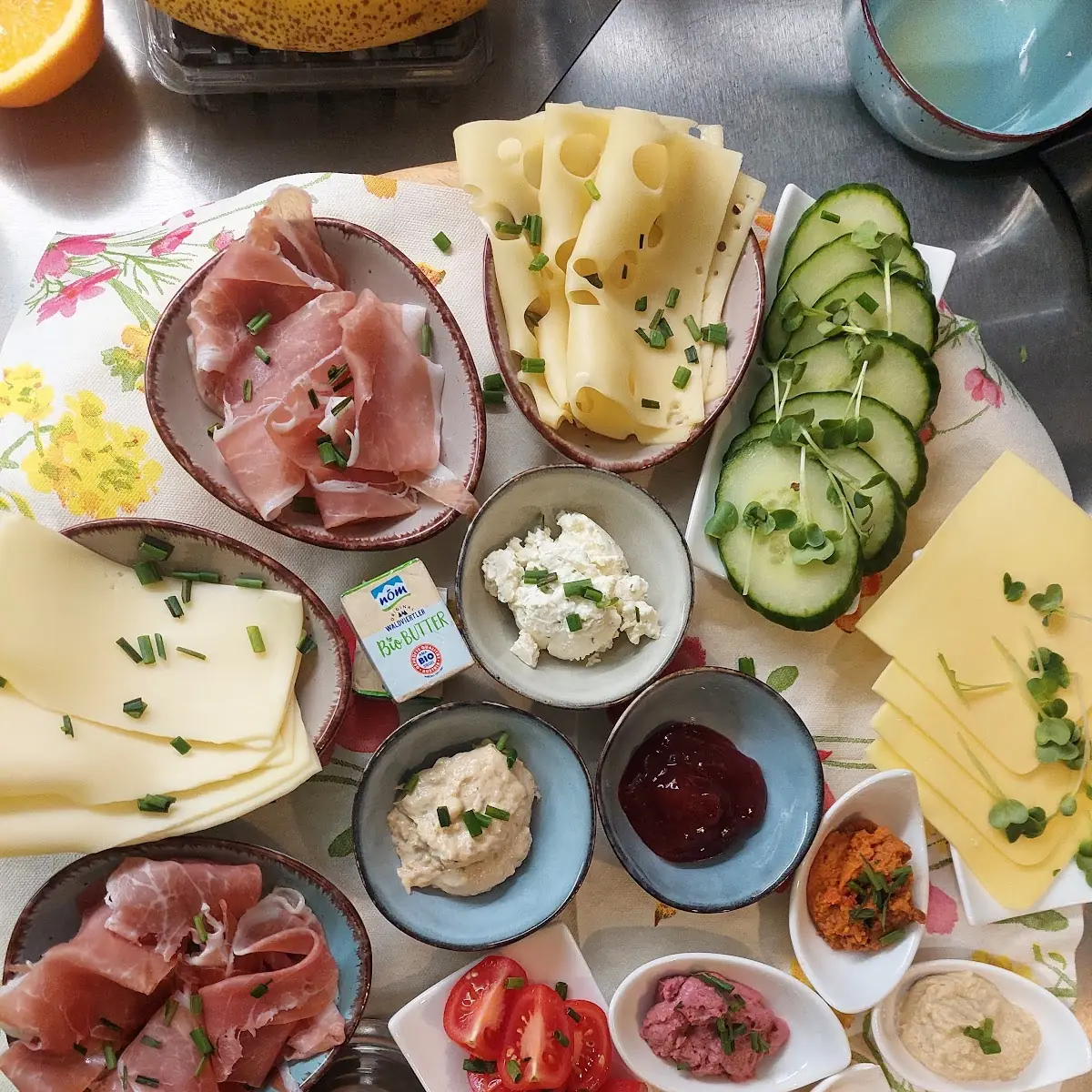 Brunchteller Für 3 Personen Mot Veganen Aufstrichen & Veganem Käse