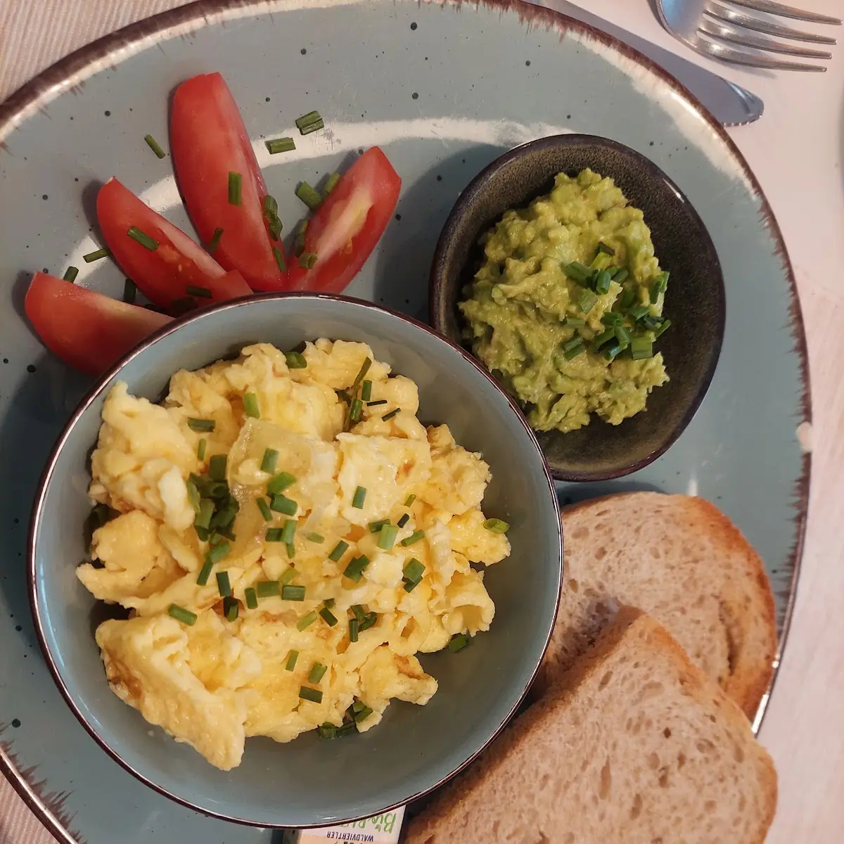 Getoastetes Dinkelbrot Mit Rührei & Avocadomus Neu Auf Unserer Frühstückskarte