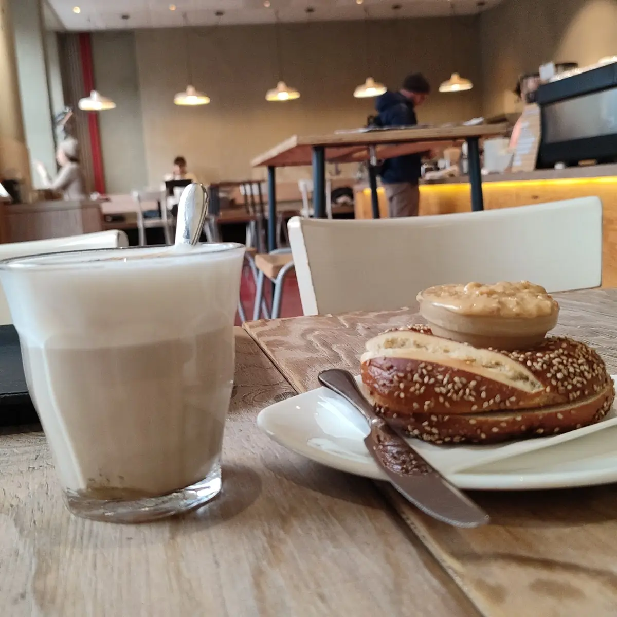 Kaffee Latte Und Ein Laugenbagel Mit Erdnussbutter