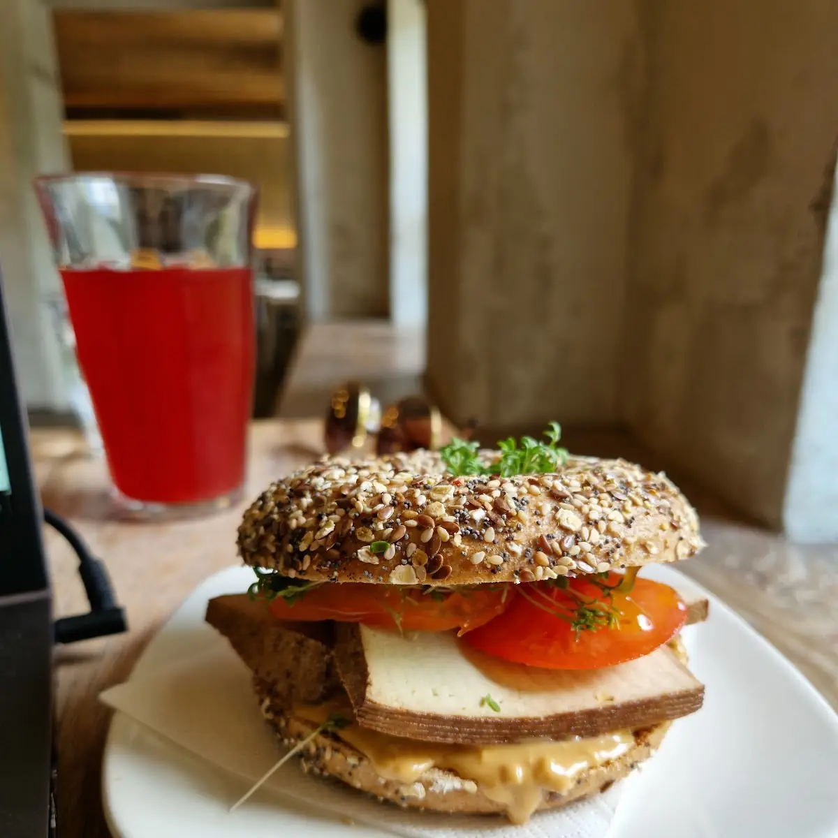 Tofu Erdnussbutter Mango-chuteny Bagel
