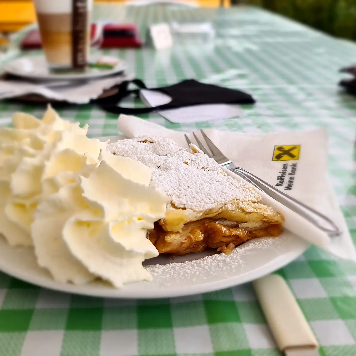Apfelstrudel Mit Sahne