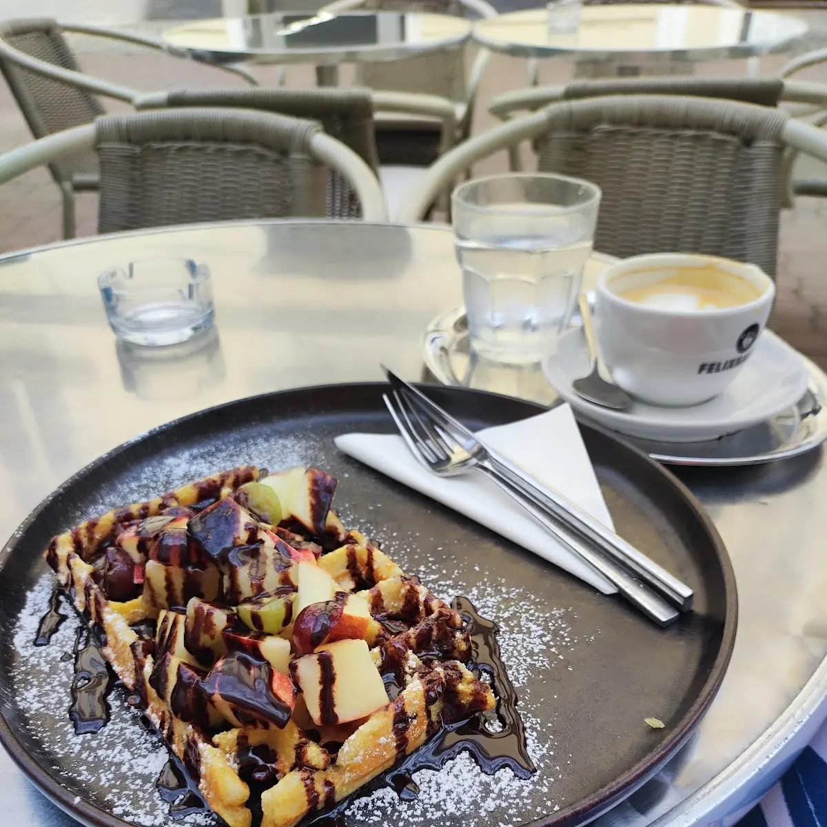 Waffeln Mit Obstsalat Und Schokosoße