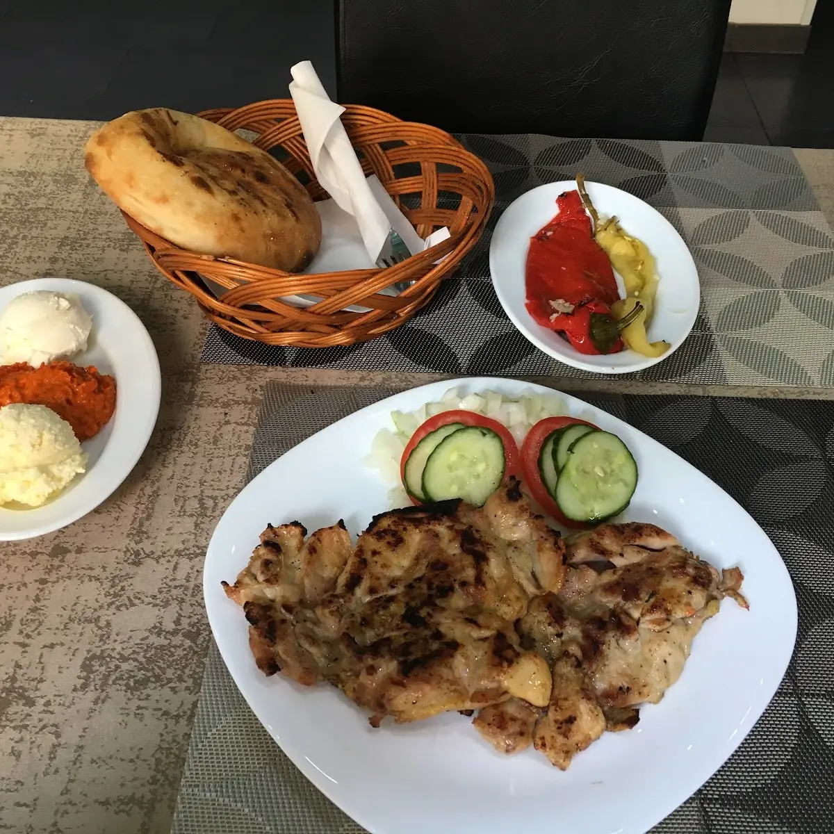 Gegrillte Hühnerkeule Im Hausgemachten Brot
