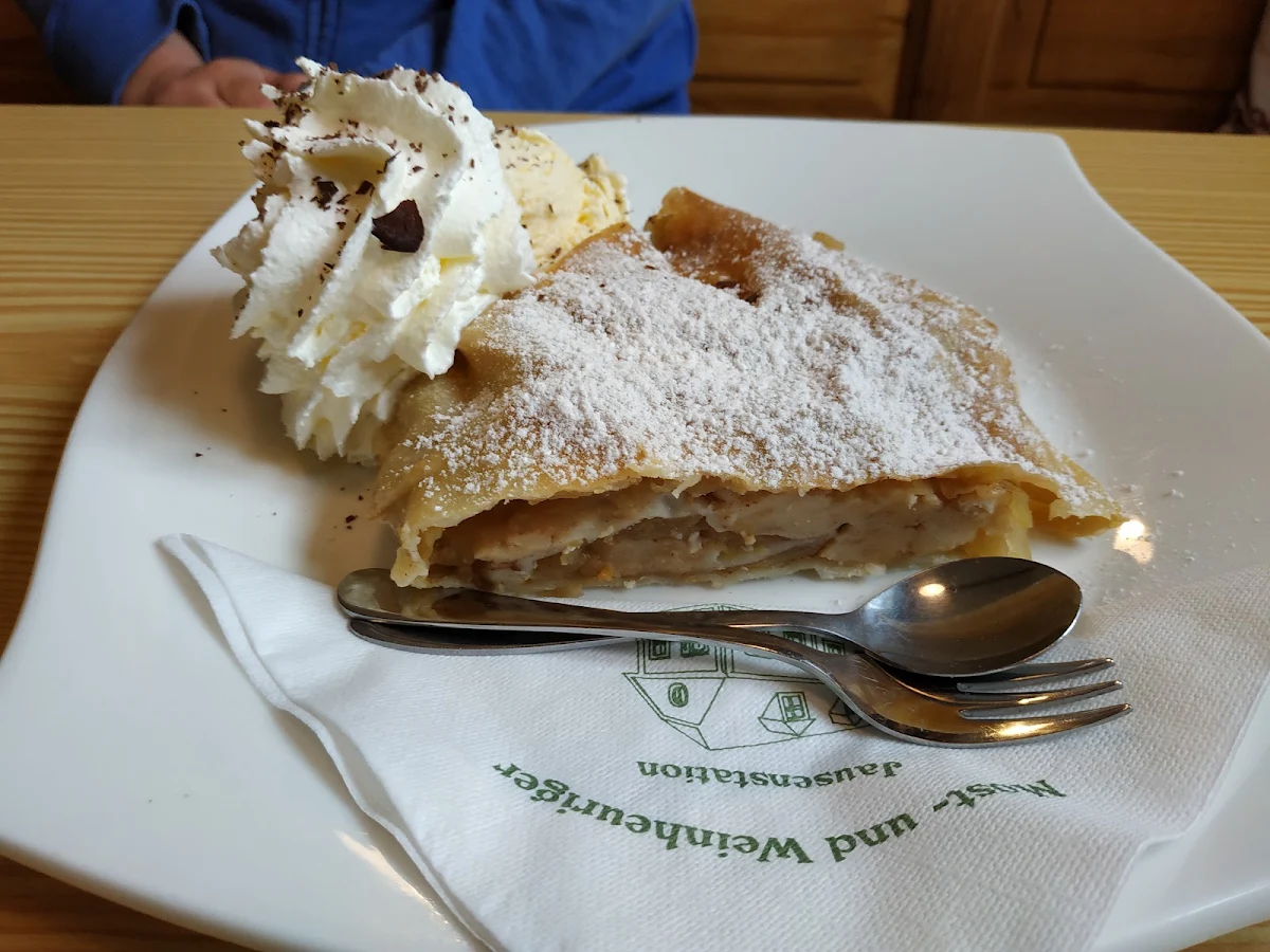 Apfelstrudel Mit Vanilleeis Und Schlagobers