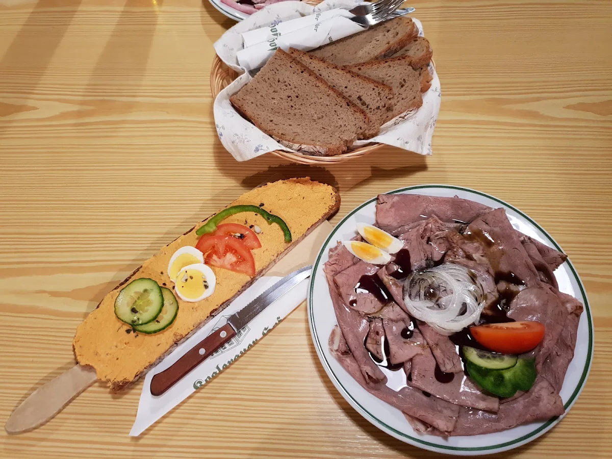 Saures Rindfleisch Mit Liptauerbrot