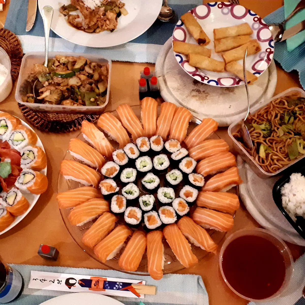 Gebackenes Hühnerfleisch Sake Sushi Avocado Maki Maki Mix Sakura Maki Gebratene Nudeln