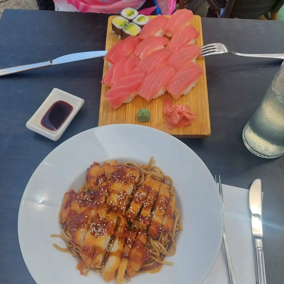 Knuspriges Hühnchen Mit Gebratenen Nudeln
