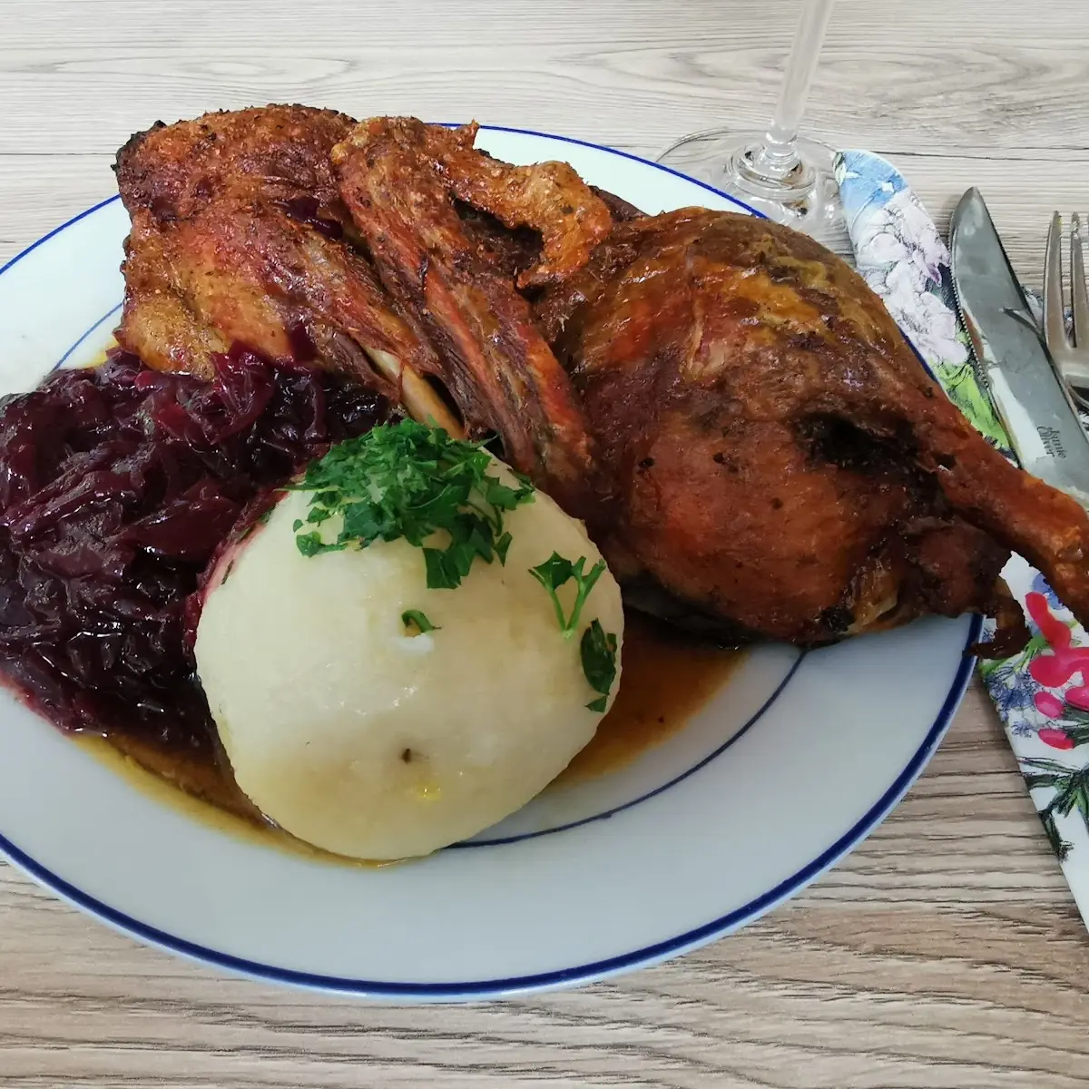 Ente Mit Rotkraut Und Erdäpfelknödel