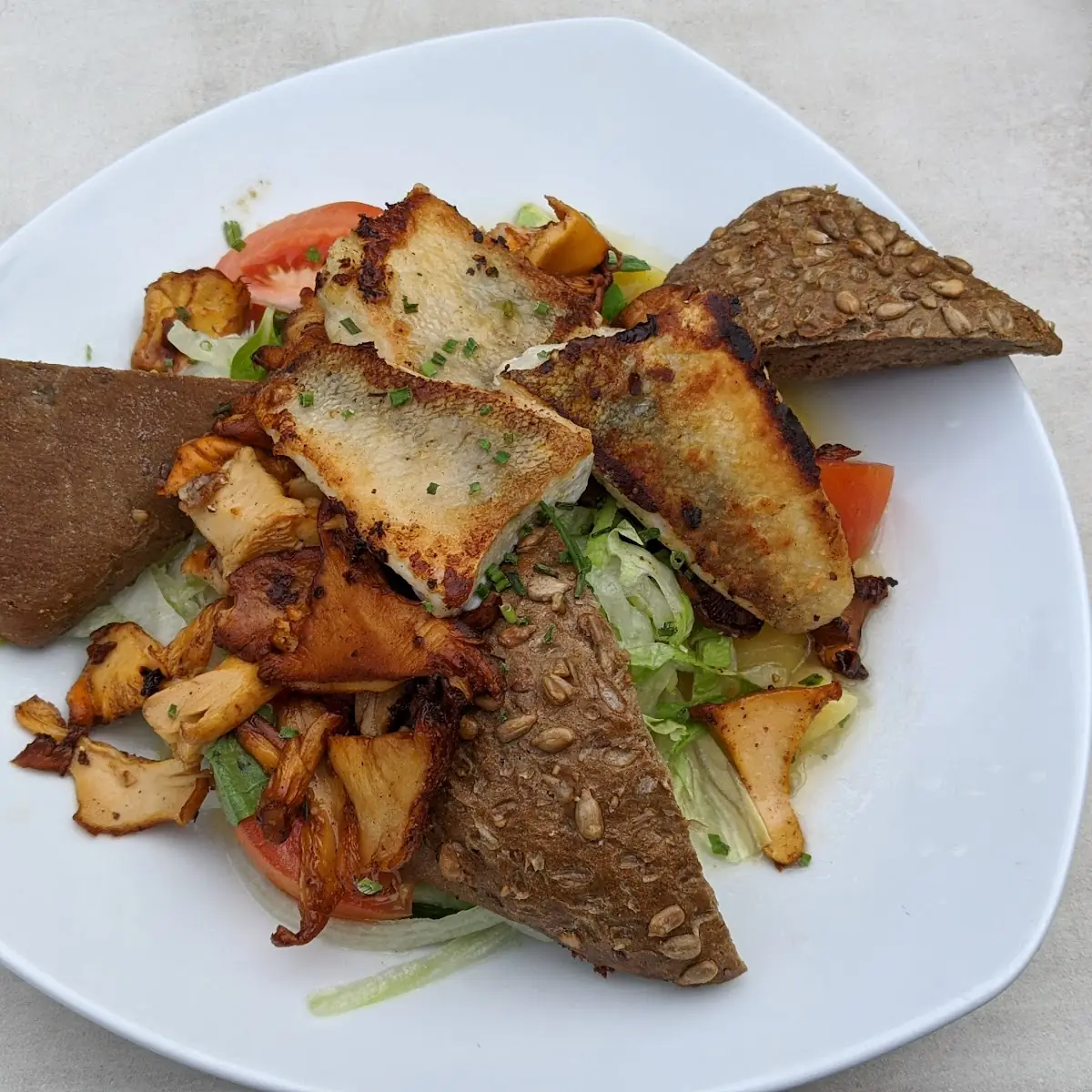 Sommersalad Mit Gegrillten Eierschwammerl Und Zanderfilet Mit Knoblauchbaguett