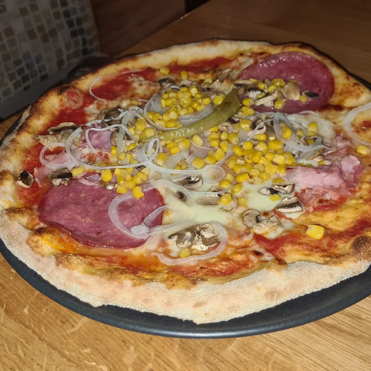 Pizza Mit Salami Und Champignons Extra Mais
